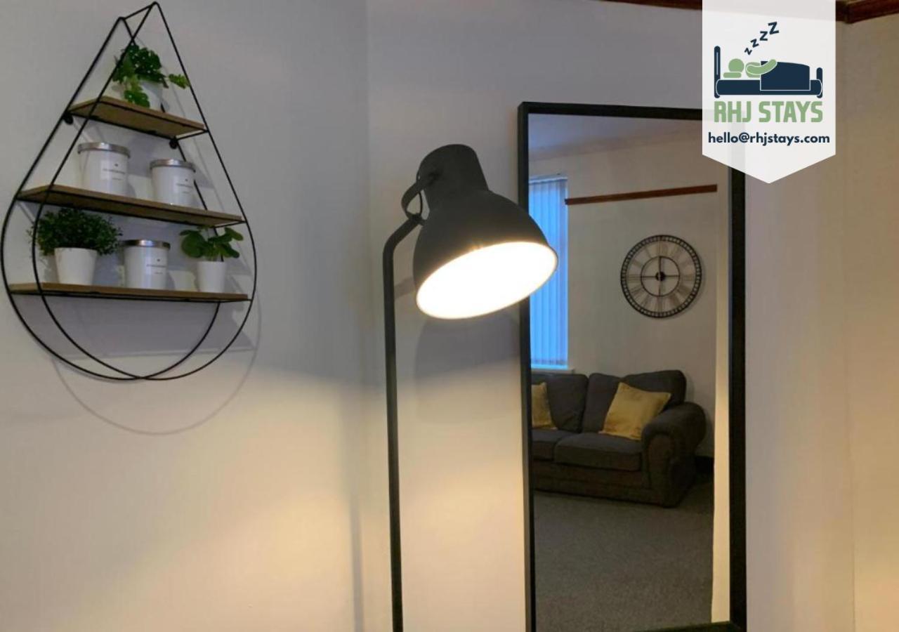 Rodsley - 2 Bedroom 1St Floor Flat Free Parking Wifi And Netflix Gateshead Kültér fotó