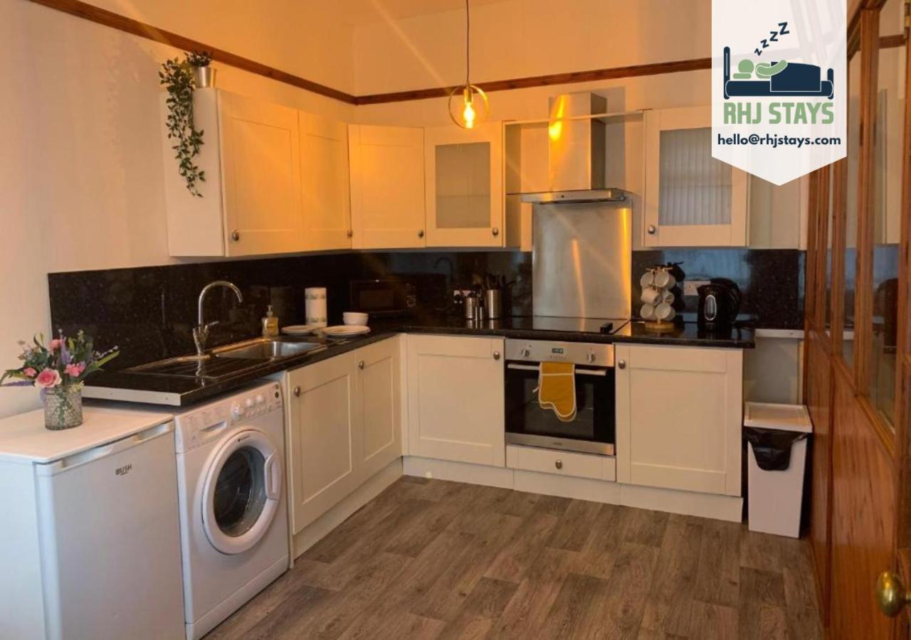 Rodsley - 2 Bedroom 1St Floor Flat Free Parking Wifi And Netflix Gateshead Kültér fotó