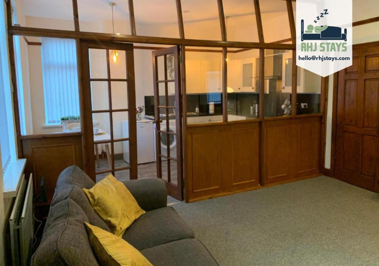 Rodsley - 2 Bedroom 1St Floor Flat Free Parking Wifi And Netflix Gateshead Kültér fotó